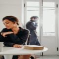 Wat betekent de uitdrukking 'iemand blij maken met een dode mus'?