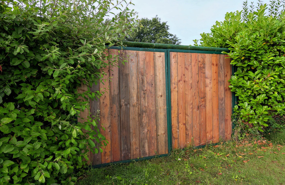 Van versleten erfafscheiding naar strakke tuin zonder zelf te klussen