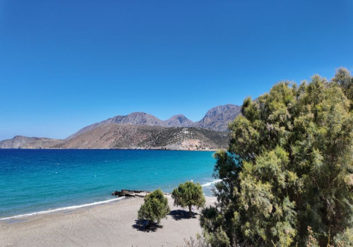 Agios Sostis centrum: klein en rustig dorp met haventje en eilandje Cameo