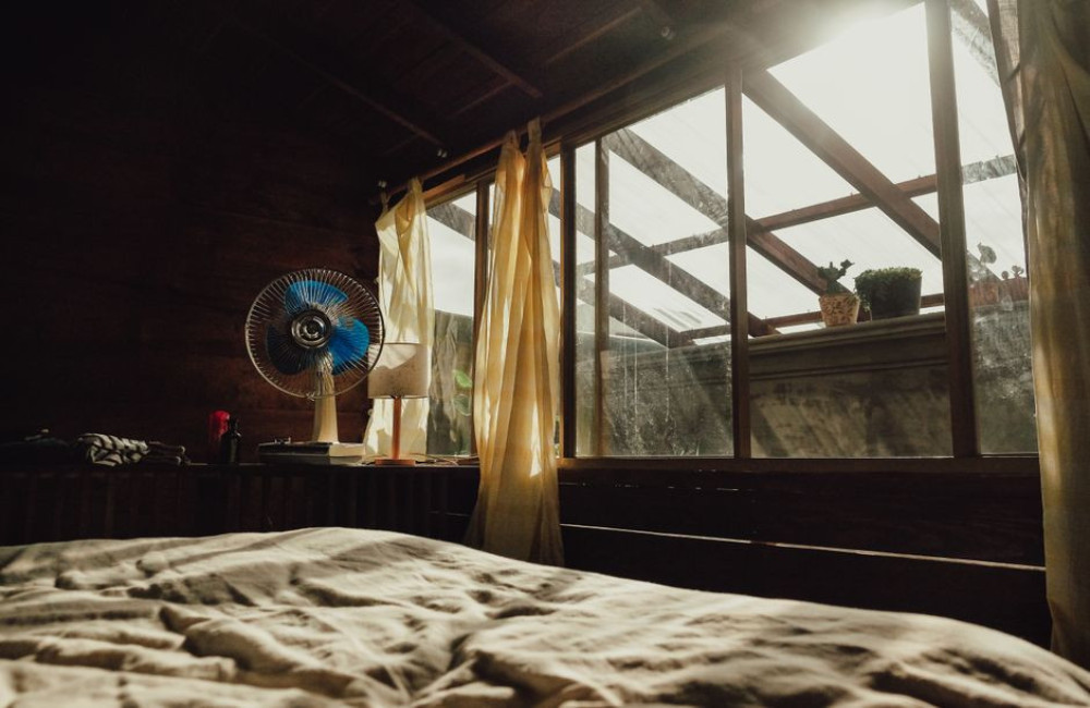 Hoe houd je je slaapkamer koel tijdens een hittegolf zonder airco?