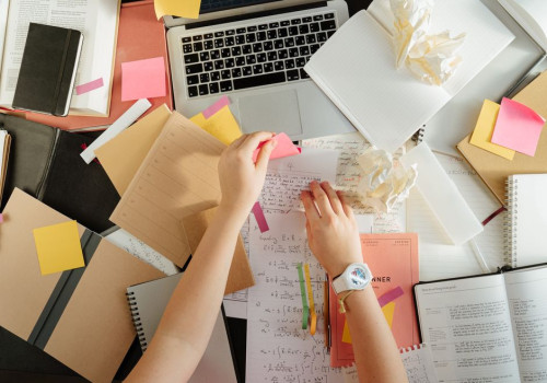 Hoeveel uur per dag moet je leren om in 10 dagen vijf toetsen goed voor te bereiden
