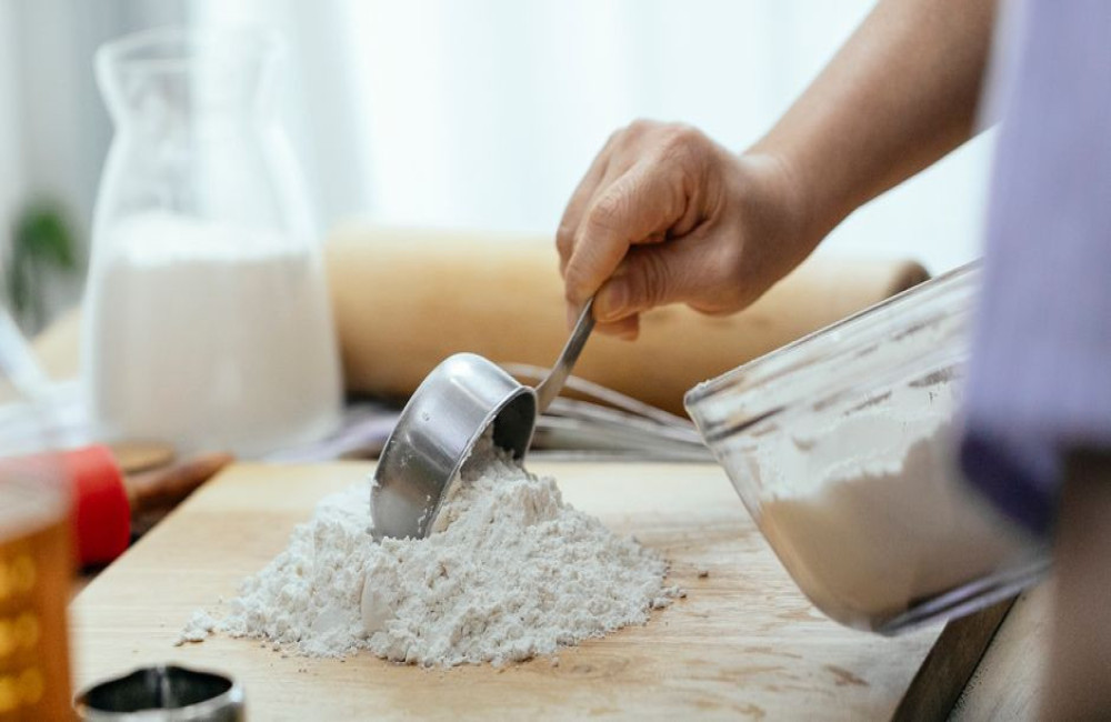 Hoeveel gram is een eetlepel bloem, suiker en boter als je geen weegschaal hebt