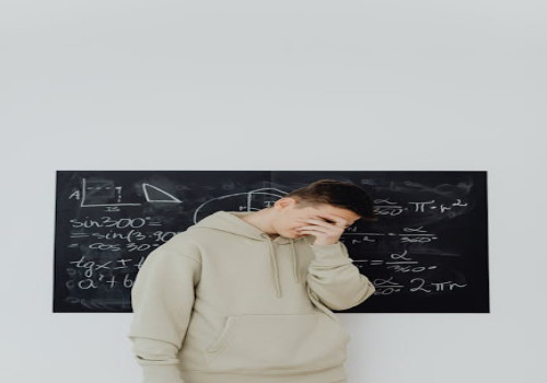 Wat betekent de uitdrukking ‘iemand blij maken met een dode mus’?