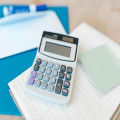 Hoe reken je 21 procent btw uit op een bedrag van €121 en hoe haal je het er weer af